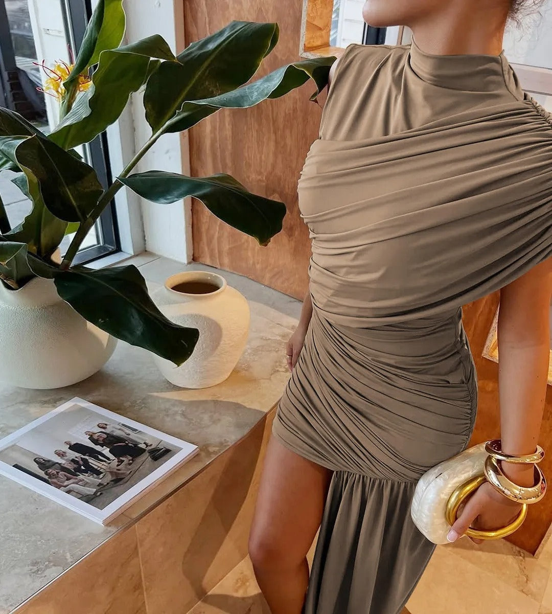 Vestido Feminino Curto Drapeado com Cauda Lateral