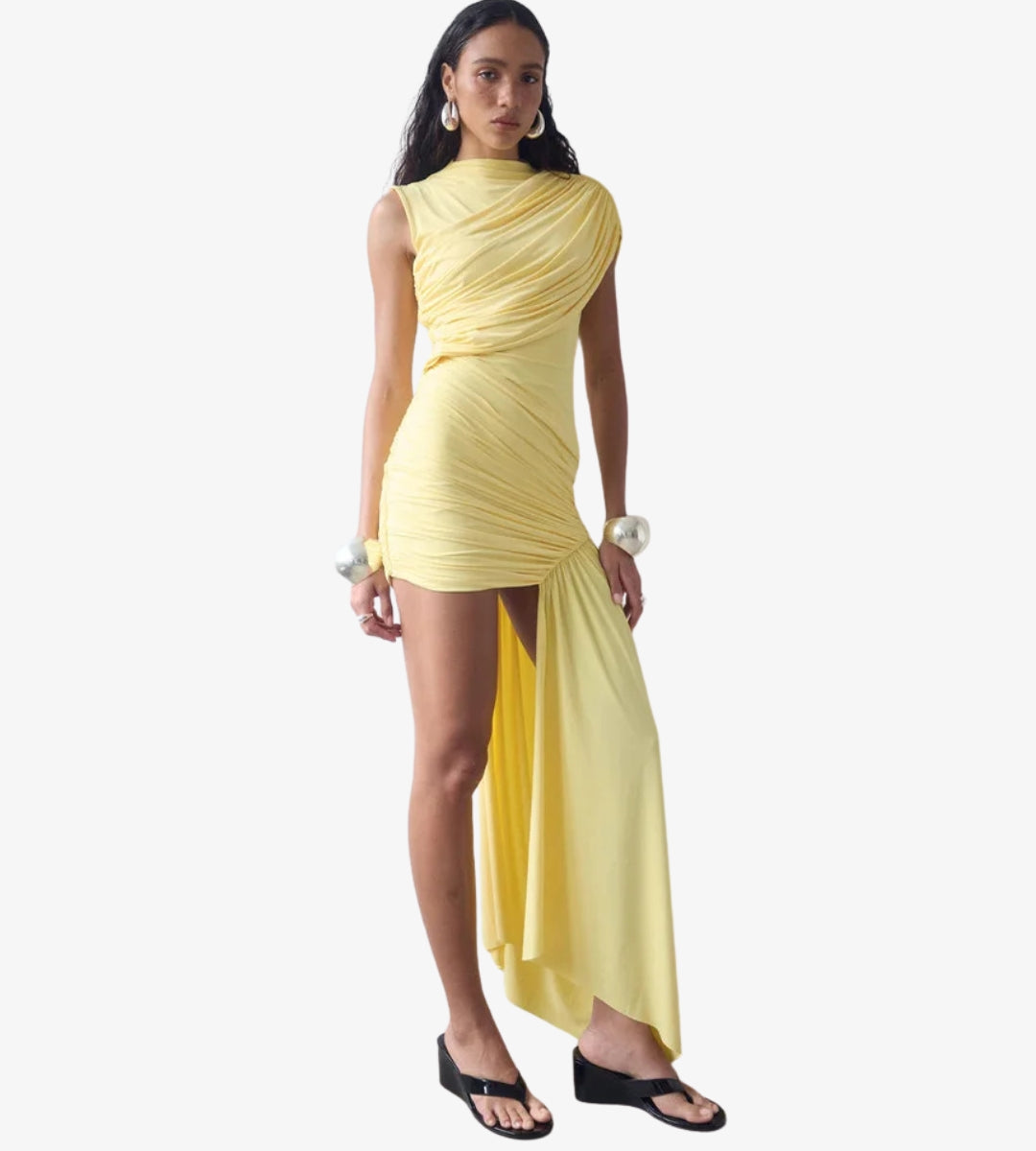 Vestido feminino curto drapeado amarelo com design assimétrico detalhes