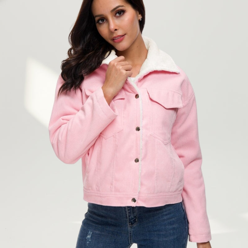 modelo vestindo Jaqueta Feminina de Veludo Cotelê cor rose e frente