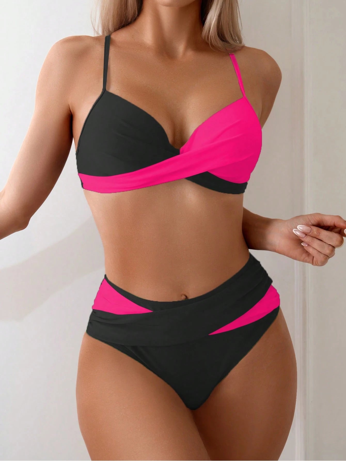 biquíni preto e rosa pink com top cruzado e hot pant cintura alta