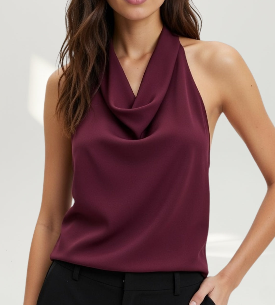 Modelo de frente usando a Blusa Feminina Toscana Borgonha com decote degagê acetinado.