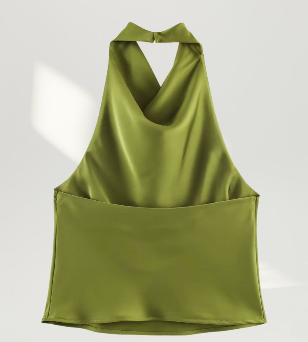 Close no tecido da blusa degagê acetinada verde oliva de alta qualidade.