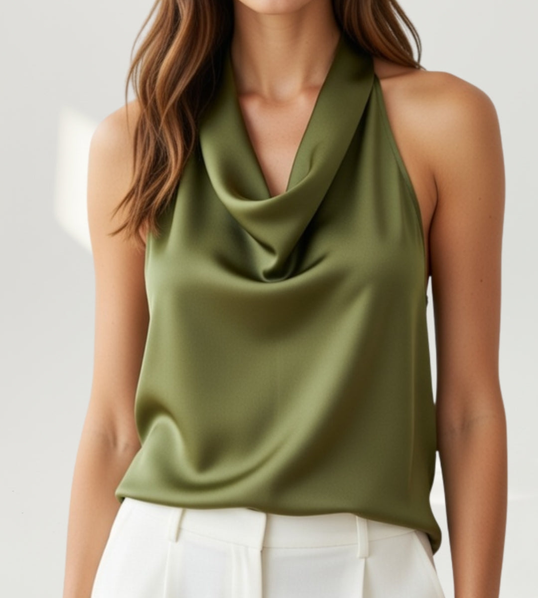 Modelo de frente usando a Blusa Frente Única Feminina Acetinada Mendoza em verde oliva.