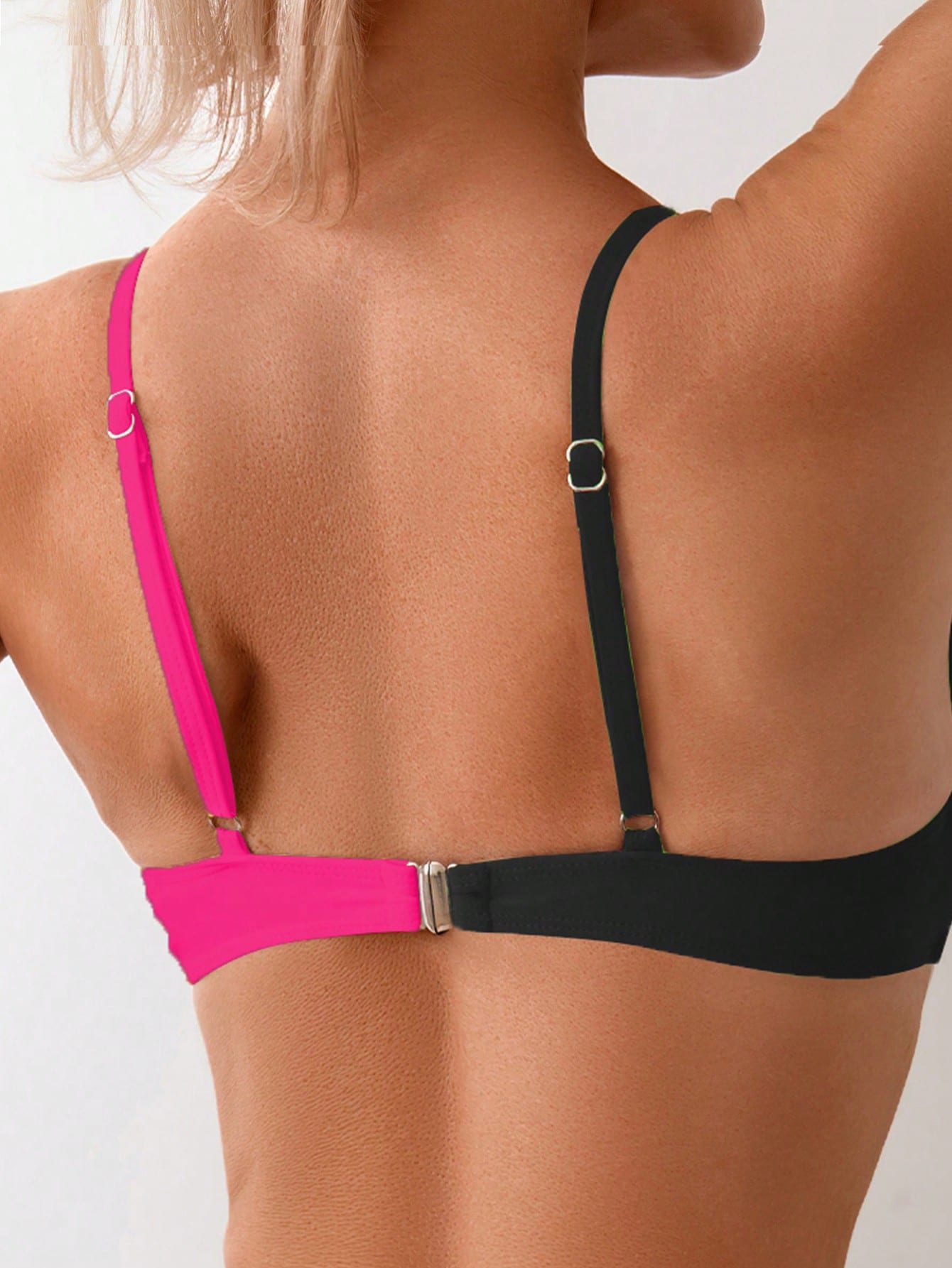 conjunto de biquíni bicolor com bojo removível e design elegante de costas