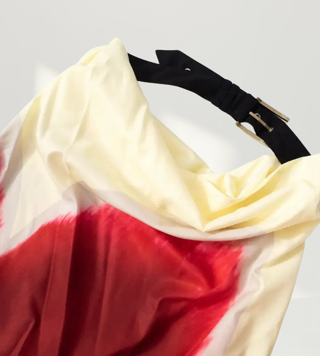 Detalhe aproximado da estampa floral em efeito aquarelado sobre o tecido de seda acetinada.