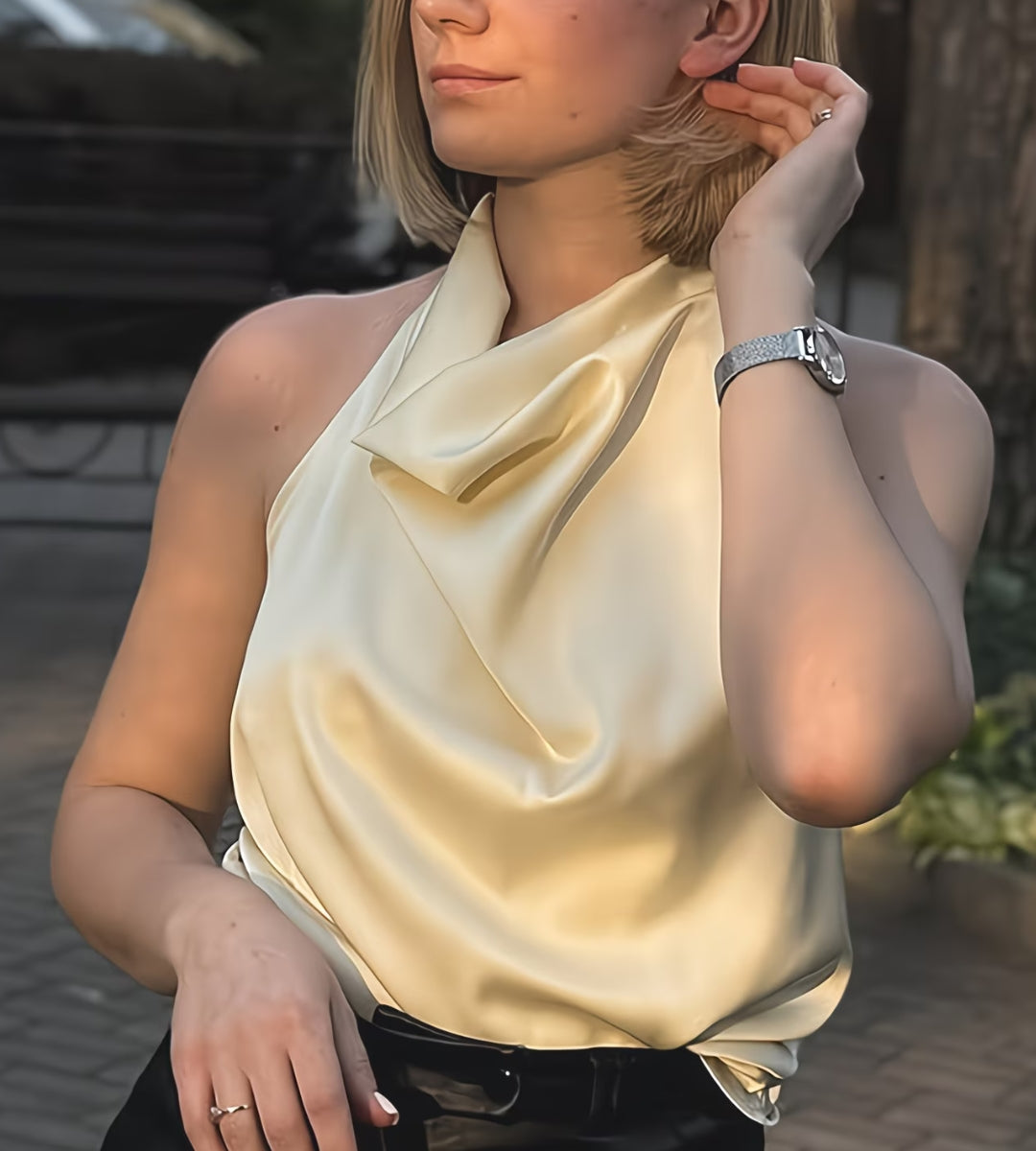 Modelo loira vestindo blusa amarela frente única de seda sintética.