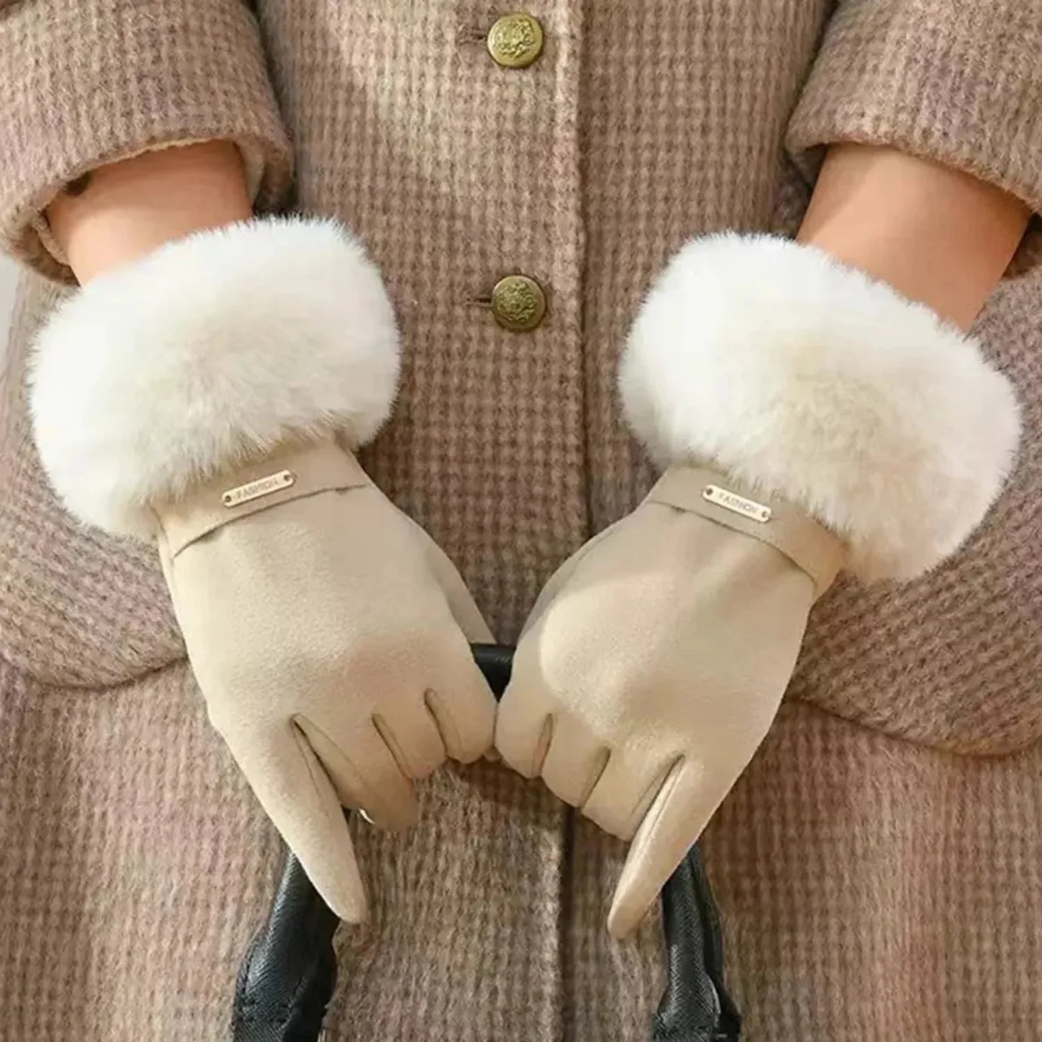 luva feminina bege combinada com casaco elegante compondo look moderno de inverno