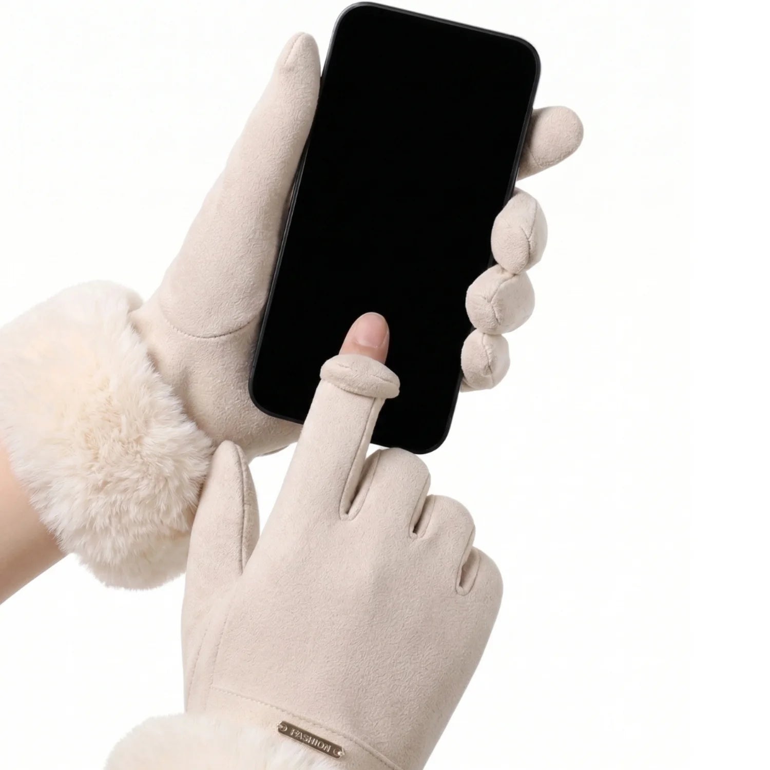 mulher usando luva feminina bege com tecnologia touch screen mexendo no celular em ambiente frio