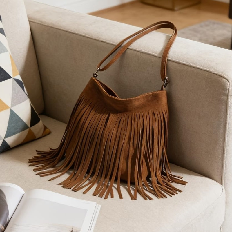 Foto exibindo as medidas de 24cm por 17cm da Bolsa Sevilha em tom marrom.