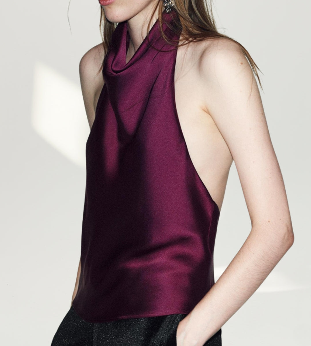 Detalhe do decote em aberto nas costas da blusa borgonha luxuosa da Saybeleze.