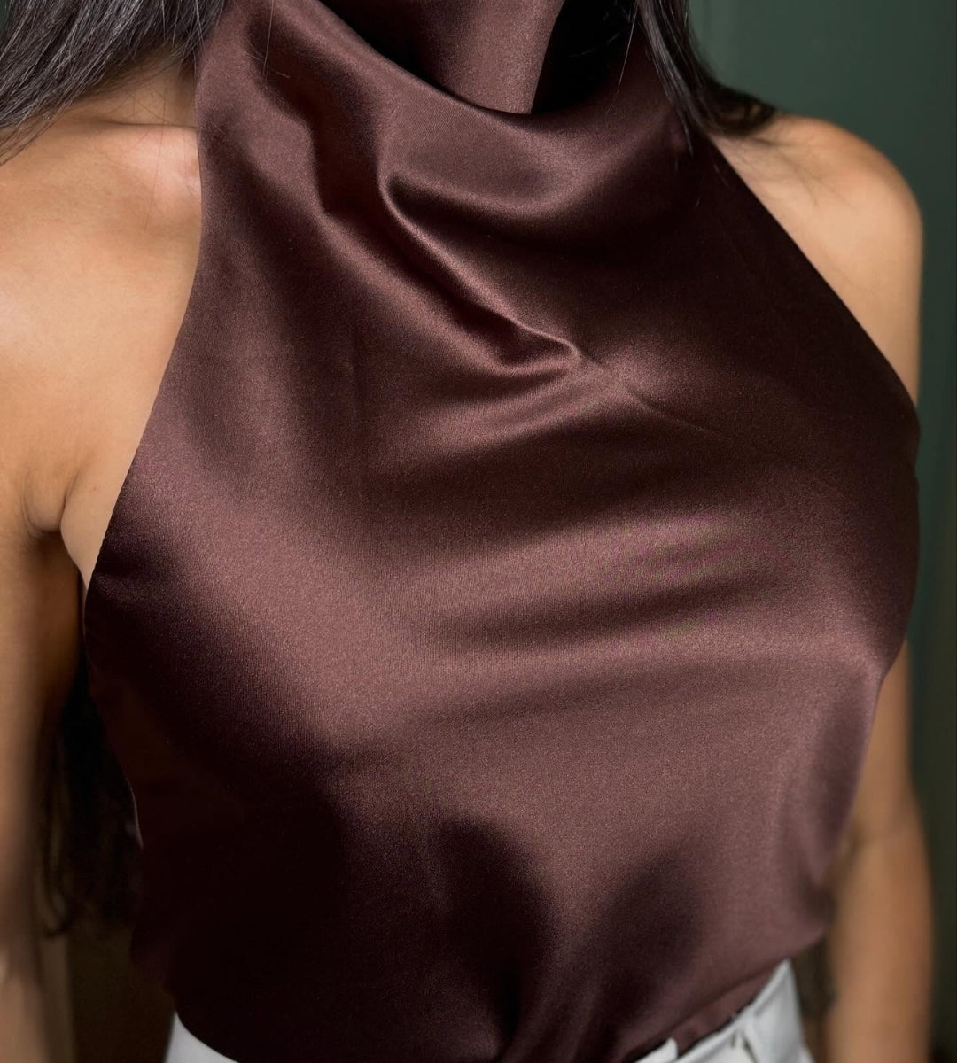 Detalhe do decote degagê drapeado na blusa marrom exclusiva da Saybeleze.