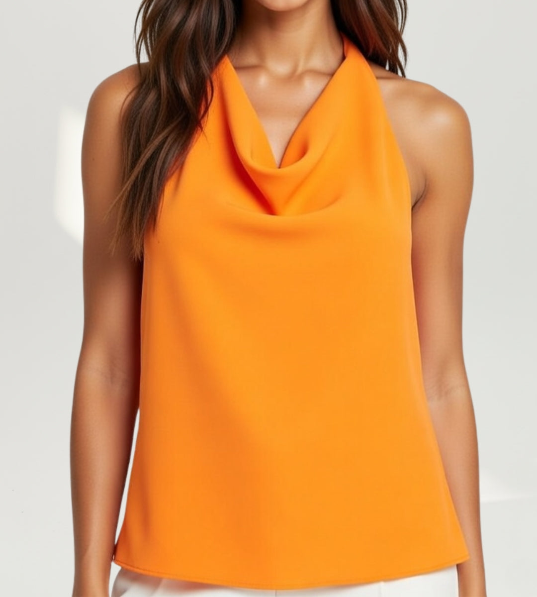 Modelo de frente usando o Top Halter de Cetim com Decote Drapeado Valencia em tom laranja.