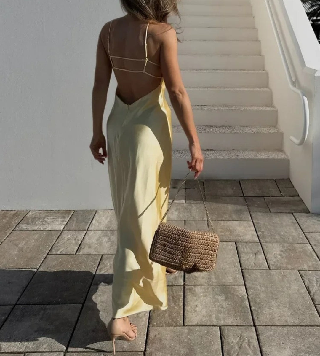 Vestido feminino acetinado amarelo com toque de seda e modelagem fluida
de costas