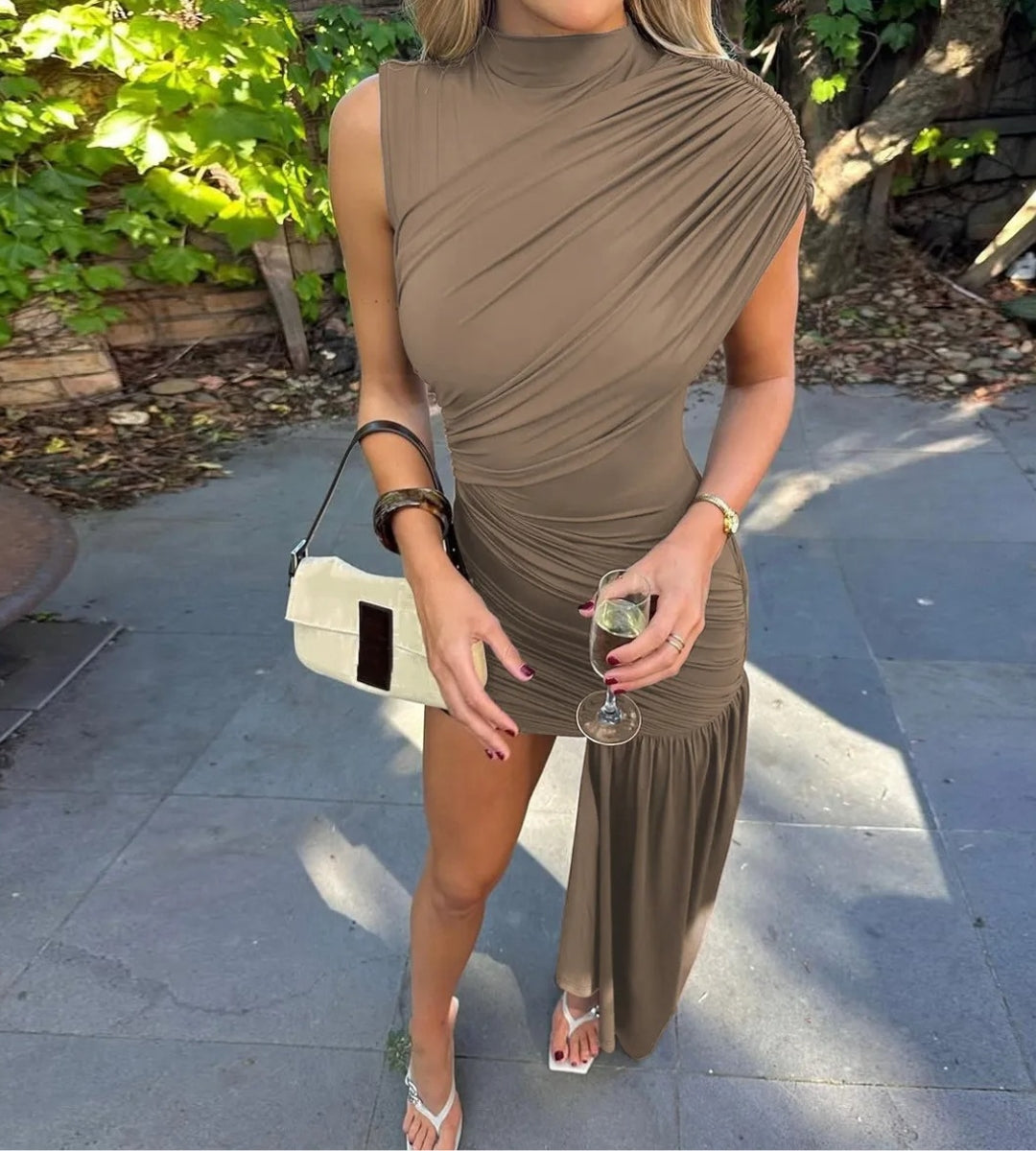 Vestido Feminino Curto Drapeado com Cauda Lateral