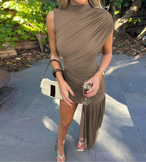 Vestido Feminino Curto Drapeado com Cauda Lateral