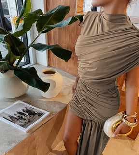 Vestido Feminino Curto Drapeado com Cauda Lateral