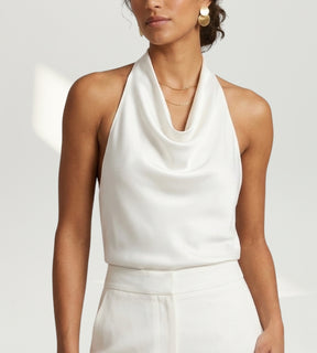 Modelo de frente com blusa feminino Saint-Tropez de festa com blusa de cetim branca