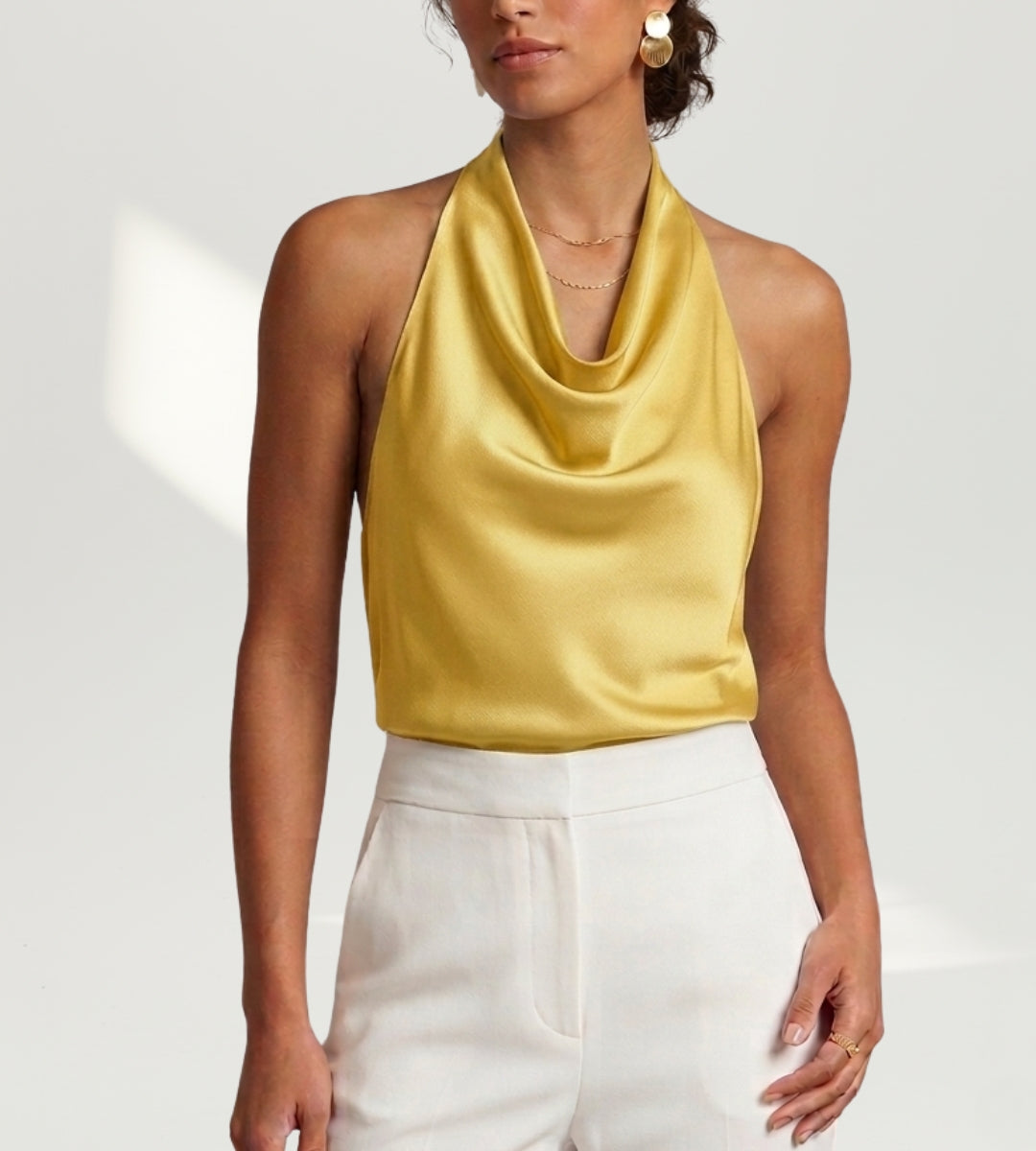 modelo com Blusa frente única amarela detalhe do brilho do tecido acetinado amarelo