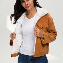 modelo vestindo Jaqueta Feminina de Veludo Cotelê cor marrom e frente