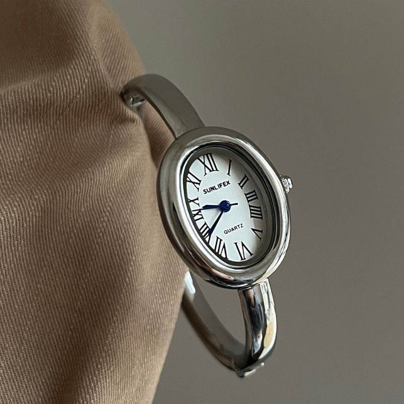 Relógio de luxo feminino oval prateado design refinado