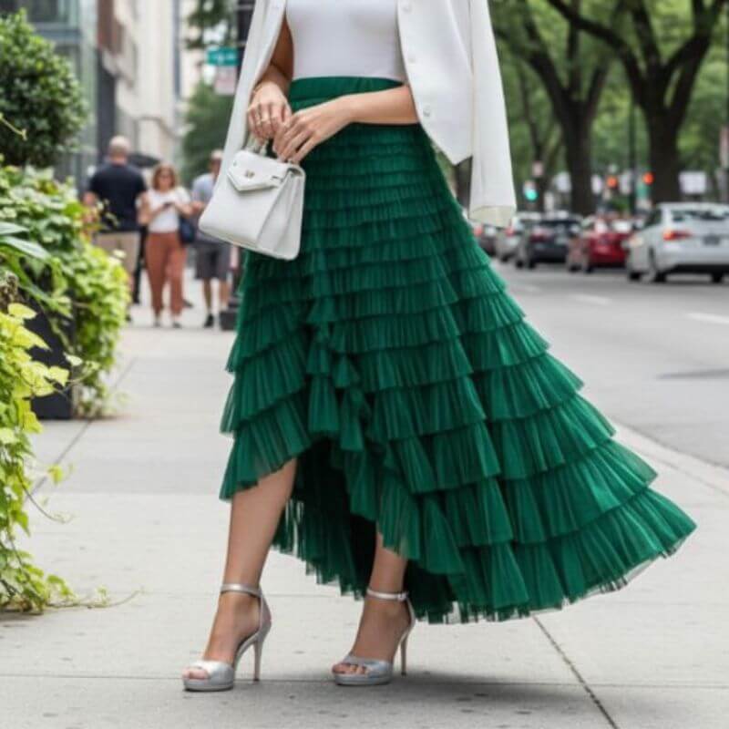 alt="Saia plissada feminina verde longa com babados Aurora Charm para look elegante"