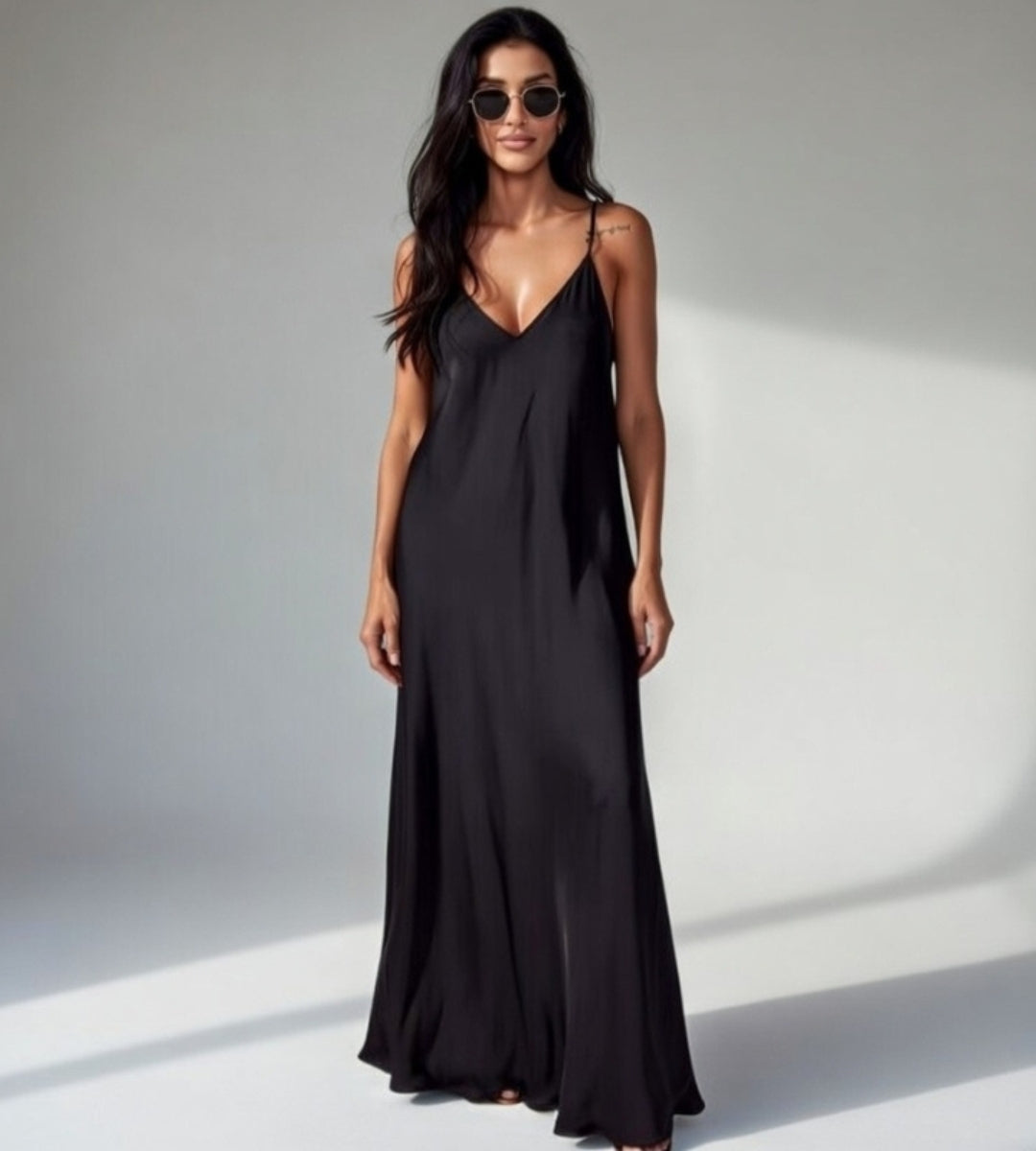 Vestido feminino longo slip dress preto com alças finas e caimento fluido elegante
