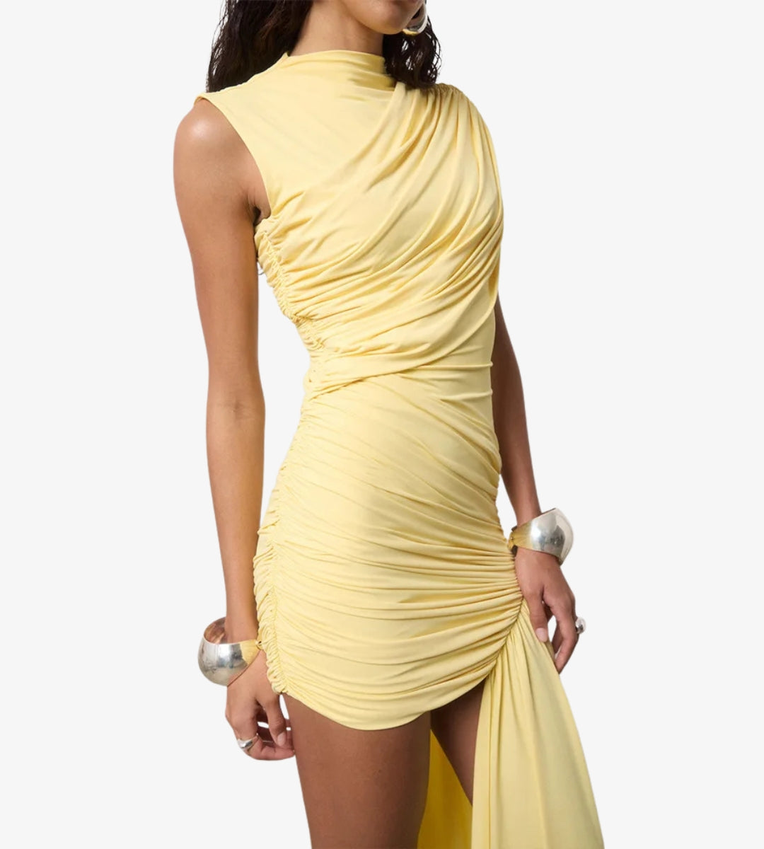 Vestido feminino curto drapeado amarelo com design assimétrico detalhes de lado em detalhes