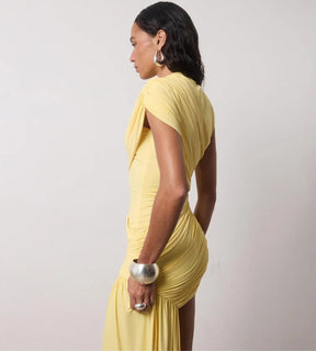 modelo com vestido feminino curto drapeado amarelo com design assimétrico detalhes detalhes 