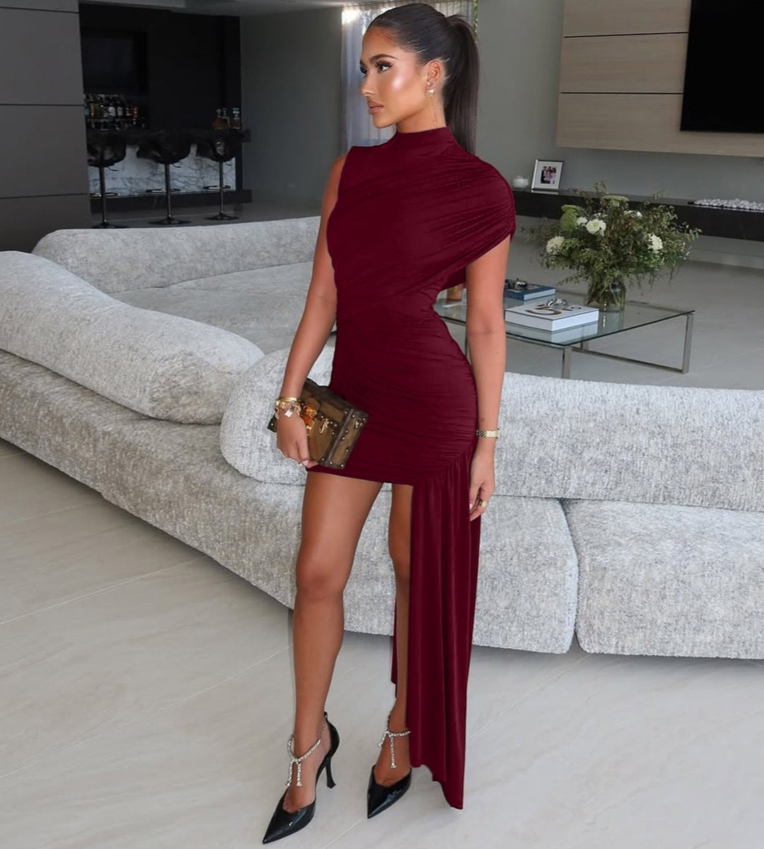 Vestido feminino curto drapeado borgonha com design assimétrico