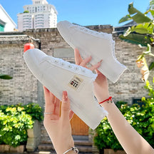 Tênis mule feminino preto com solado branco e estilo moderno"
