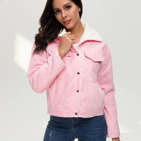 modelo vestindo Jaqueta Feminina de Veludo Cotelê cor rose e frente