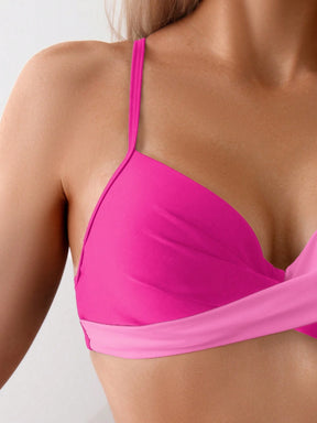 biquíni pink e rosé com top cruzado e hot pant cintura alta