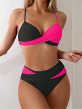 biquíni preto e rosa pink com top cruzado e hot pant cintura alta