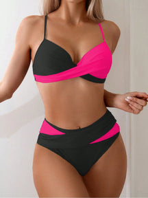 biquíni preto e rosa pink com top cruzado e hot pant cintura alta