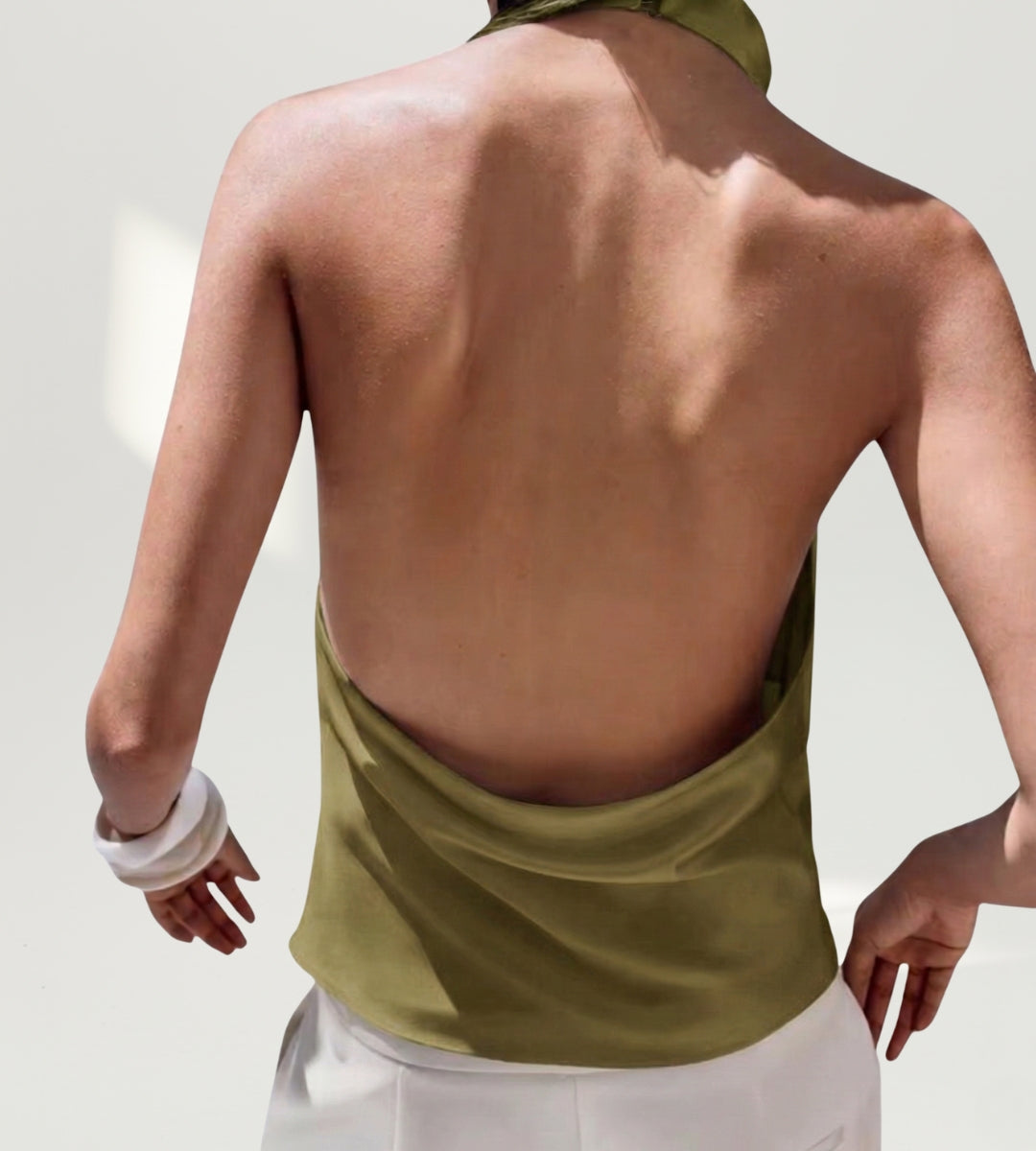 Costas da blusa frente única aberta nas costas destacando o design elegante.