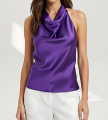 Modelo de frente usando a Blusa Feminina Frente Única de Cetim Positano em lilás.