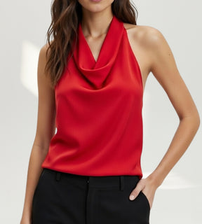 Modelo de frente usando a Blusa Feminina Ferrara Vermelha com gola boba acetinada.