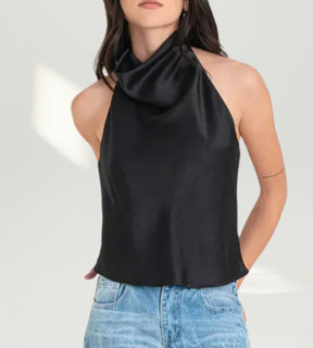 Modelo de frente usando a Blusa Frente Única Capri Preta com gola boba em cetim.