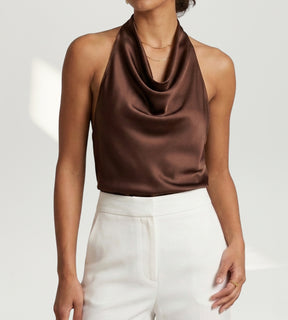 Look sofisticado com blusa marrom Verona e acessórios dourados para evento noturno.