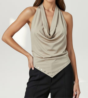 Modelo de frente usando a Blusa Feminina Top halter Frente Única Gola Alta Drapeada
