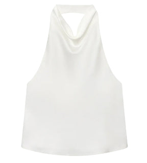 blusa branca de cetim destacando o movimento fluido do drapeado