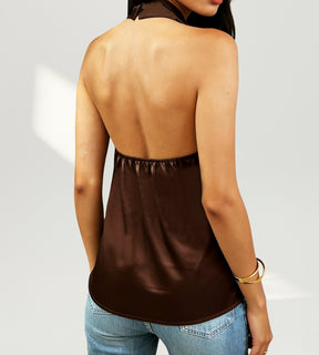 Vista costas da blusa marrom de cetim destacando o caimento solto ao corpo.