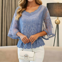 Blusa feminina de renda azul com transparência delicada e estilo romântico chic
