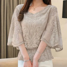 Blusa feminina de renda com decote delicado e visual leve e feminino