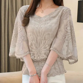 Blusa feminina de renda com decote delicado e visual leve e feminino