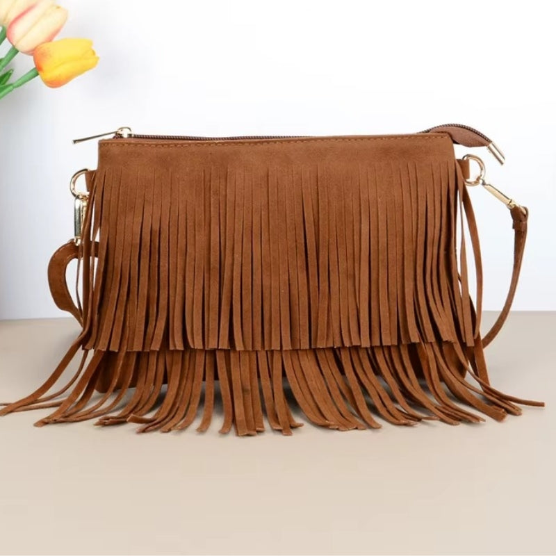 Close na textura da camurça e nas camadas de franjas da bolsa marrom da Saybeleze.