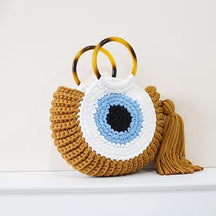 Bolsa artesanal feminina em crochê olho grego para looks de verão
