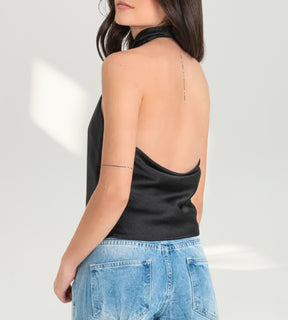 Close no Blusa Degagê drapeado em tecido acetinado preto de alta densidade.