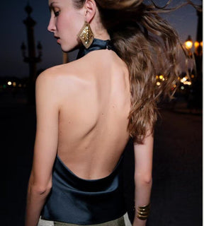 Modelo posando com a blusa gola boba feminina verde para arrasar no look de festa.