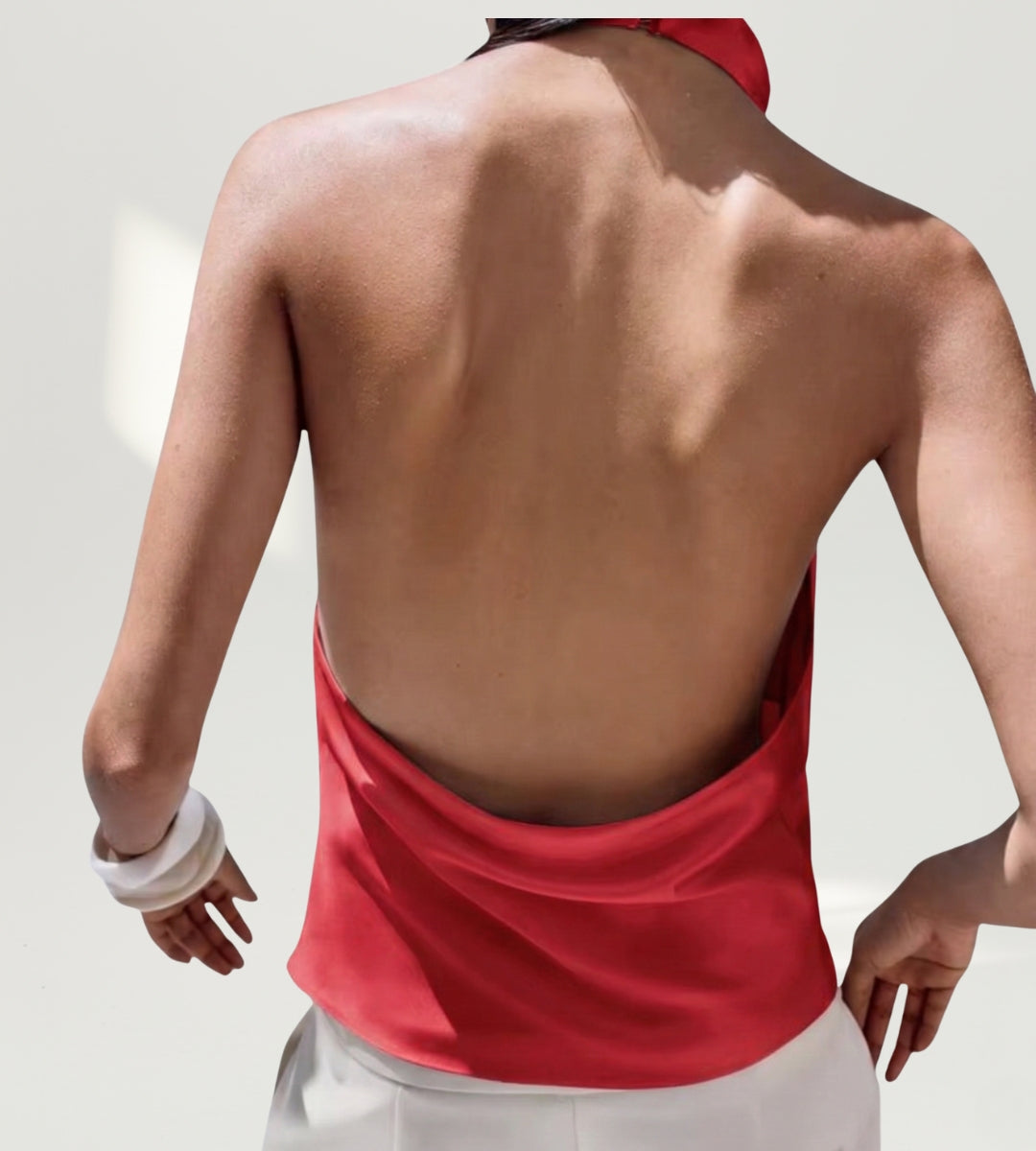 Composição de look de gala com a blusa degagê acetinada vermelha para arrasar no look.